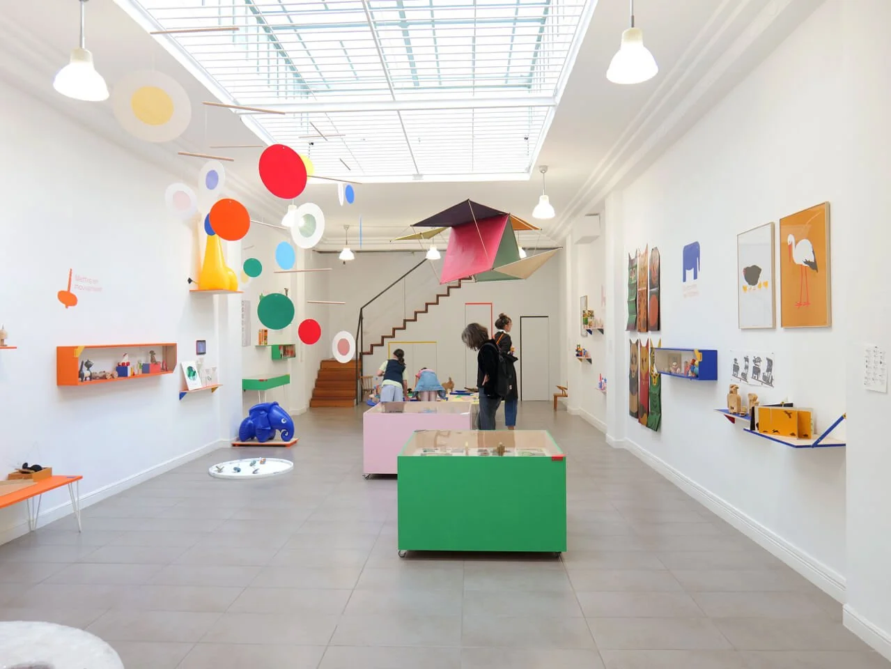 Constellations, julie safirstein, fotokino, studio fotokino, installation immersive, contemporary art, immersive installation, des designers et des jouets, enzo mari, bruno munari, charles eames, ray eames, designer, jouets, toys, design, antonio vit