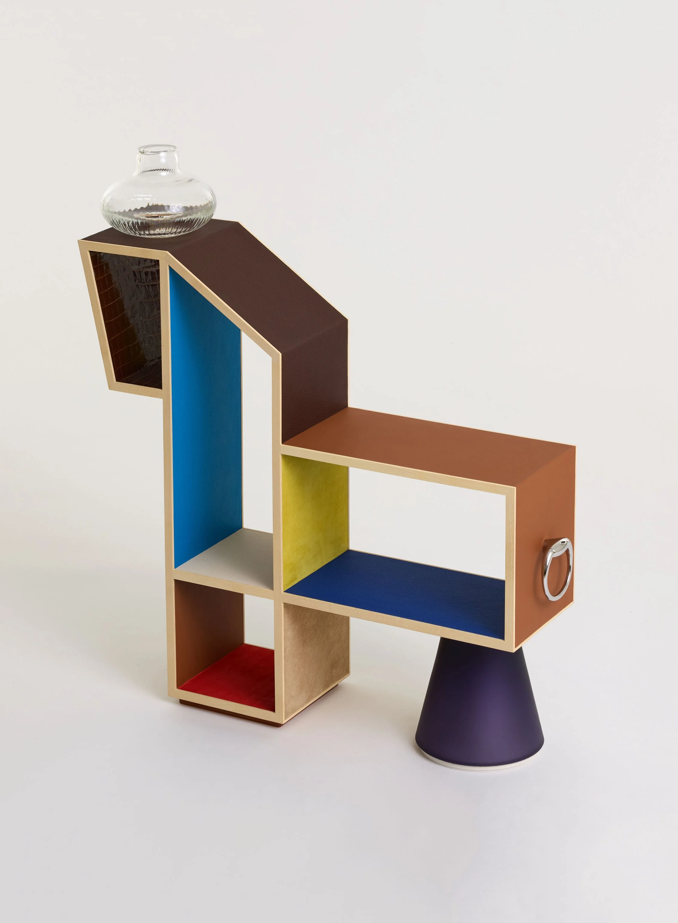 etagere cheval - hermes petit h
julie safirstein, hermes, hermes petit h, design, furniture design, designer, artisanat d exception, cheval, etagere cheval, cuir, etagere en cuir
