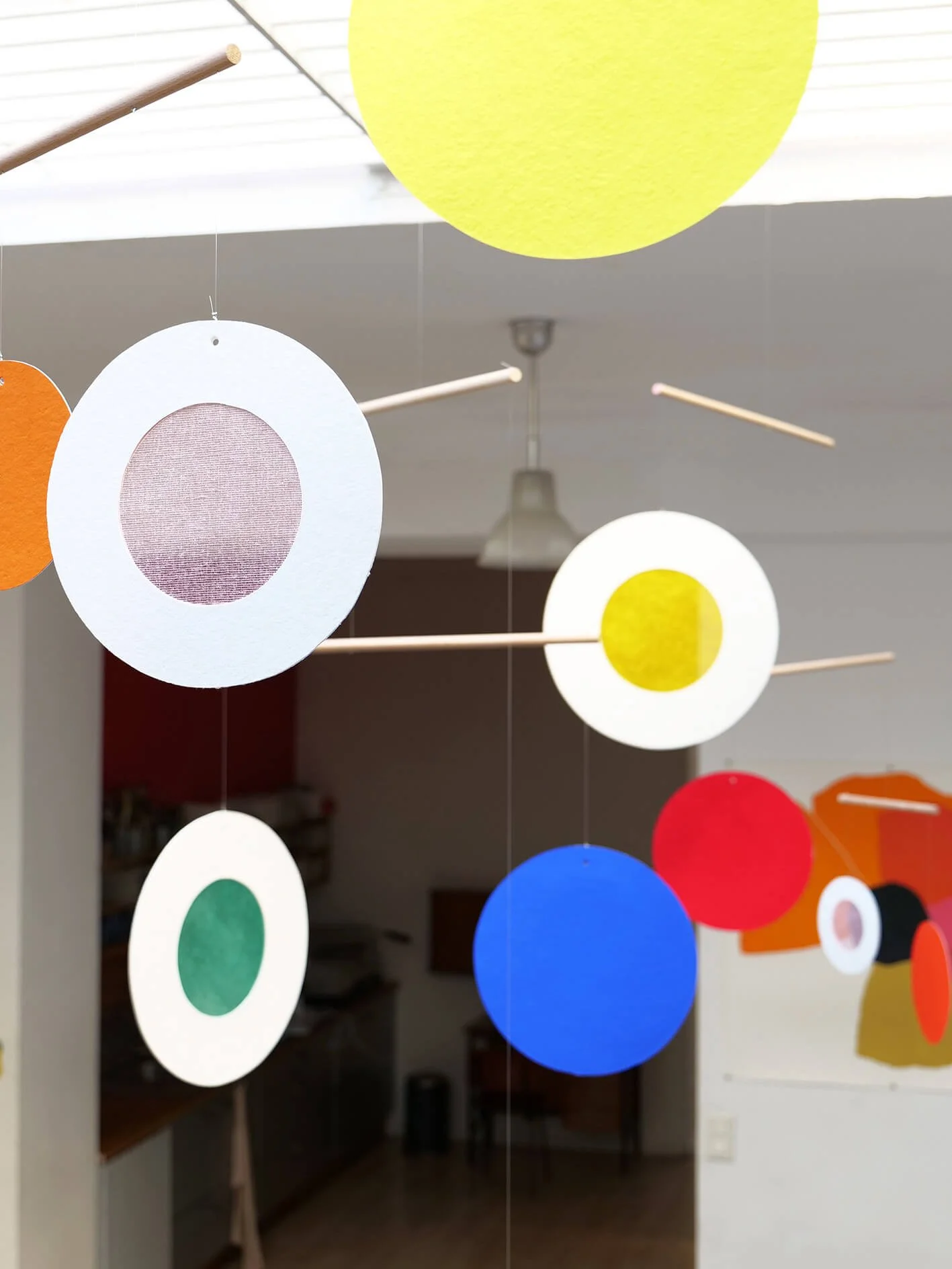 Constellations, julie safirstein, fotokino, studio fotokino, installation immersive, contemporary art, immersive installation, des designers et des jouets, enzo mari, bruno munari, charles eames, ray eames, designer, jouets, toys, design, antonio vit