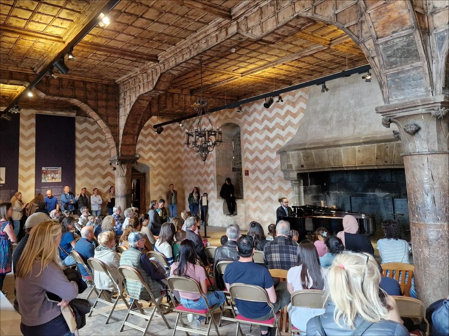 Chillon Romantique. 

Retour sur une chouette intervention en piano solo lors de la Nuit des Mus&eacute;es de la Riviera, au c&oelig;ur du magnifique Ch&acirc;teau de Chillon. 🌅

J&rsquo;ai eu le plaisir de donner plusieurs concerts-m&eacute;diation