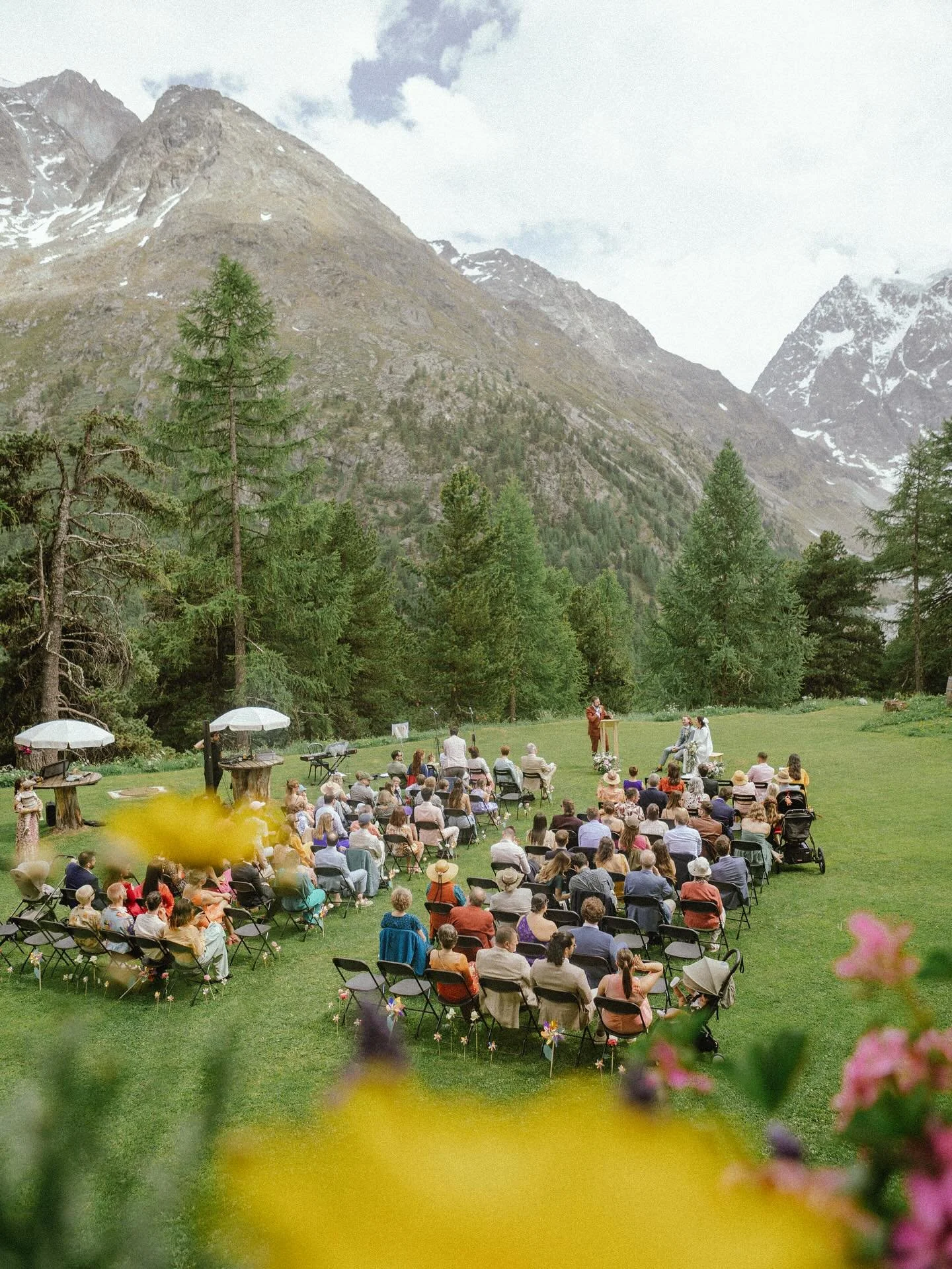 Mariage a 2000 m&egrave;tres 

Avec la montagne pour t&eacute;moin ⛰️

Photos @coucoustudio.love 
Fleurs @byjluca 
Lieu @grandhotelkurhausarolla 
Graphisme @camilleprezeau
