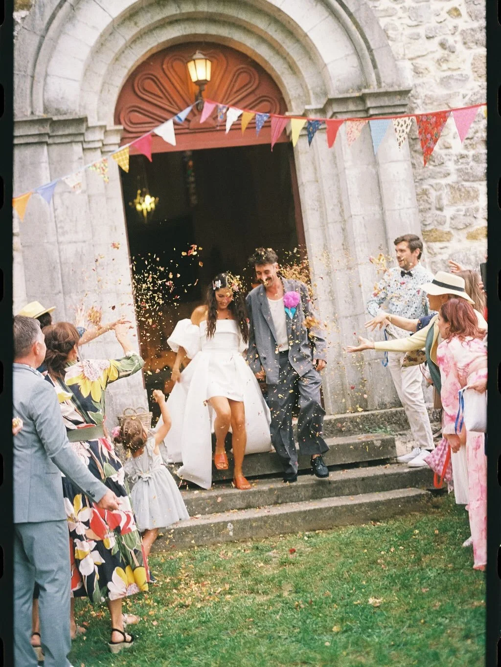 F&ecirc;te de l&rsquo;amour 💙

C&eacute;l&eacute;bration en full couleurs dans le plus joli village d&rsquo;Ard&egrave;che.

Photos @misty.weddings 
Robe @whiteflow.bridal 
Voile @juliawidmn 
Coiffure @la_grande_daphne 
Maquillage @julie.monot 
Cost