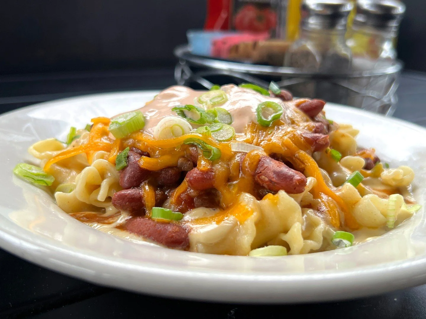 🌿 Veggie Chili Mac: Our original mac and cheese is topped with veggie chili, cheddar cheese, and red onion. 🌿

#VeggieChiliMac #MacAndCheese #ComfortFood #VegetarianEats #MaplewoodMO #CrowsNestSTL