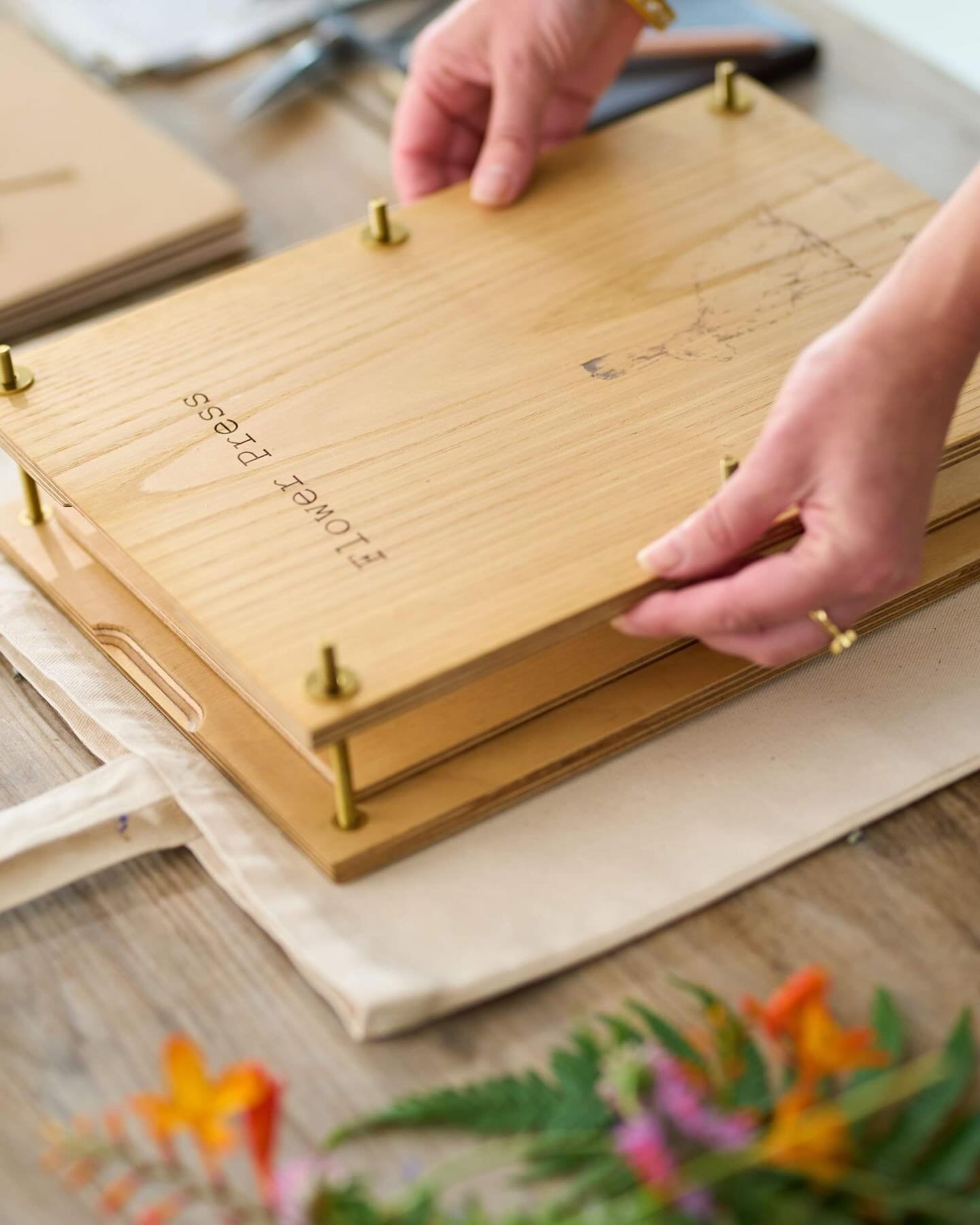 What&rsquo;s included with your Flower Press? 🌿

Your flower press comes with 4 cardboard separators and 4 precious sheets of thick, highly absorbent blotting paper, so you are ready to press your first flowers the day it arrives.

We&rsquo;ve also 