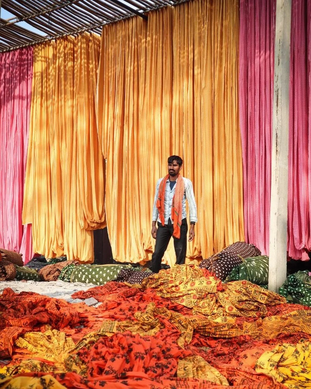 COLOUR EXPLOSION via @indiabyflorence ✨
.
.
.
.
.
.
#textilesofindia #textilesofjaipur #indiabyflorence #fabricdrying @natgeotravel #nationalgeographic #natgeotravel #textiletours #jaipurtextiles #sanganeer