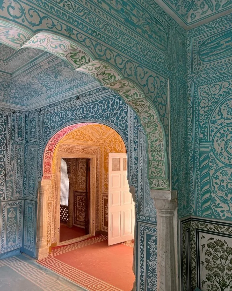 Indian Architecture | Inspo everywhere ✨ @indiabyflorence 
.
.
.
.
.
#bridalstyle #bridalcouture #dressdesigner #londoncouture #weddingfashion #bespoke #handmadeweddingdress #londondressdesigner #luxury #artisanmade #weddingdressdesign #weddingdressd