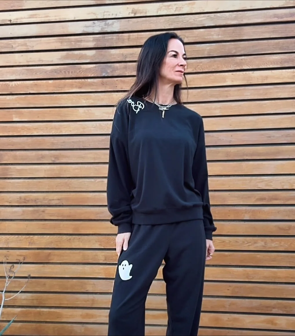 Boo crew but make it chic 👻 This spooky set is giving cozy-meets-cute in all the right ways. Perfect for pumpkin runs, scary-movie marathons, or just haunting the snack cabinet.
Comment BOO for links 🖤
#HalloweenStyle #SpookySeason #BooCrew #LTKSt