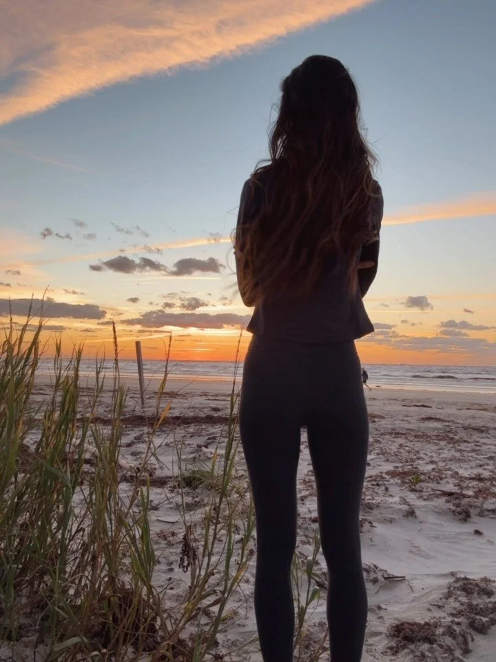 Mornings like this remind me that peace isn&rsquo;t found, it&rsquo;s created. The ocean never rushes&mdash;yet everything always flows. 🌅  Happy Sunday everyone 🫶🏼

#nsb #MorningMagic #SunriseSoul #OceanPeace #ChasingCalm #NewDayNewEnergy #Mindfu