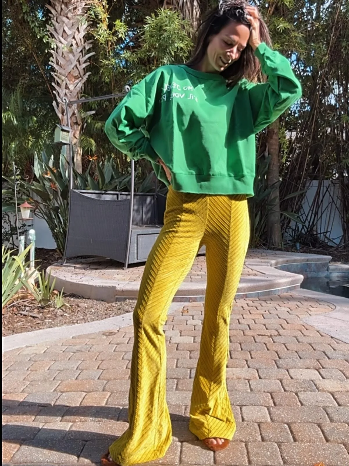 When your top screams &ldquo;gimme all the jewels&rdquo; but your pants yell retro-  but make it fashion 😂💚 

Green + gold = good vibes only ✨
Comment VIBE for links!

#OOTD #ColorPopStyle #HolidayVibes #StreetStyleInspo #BoldFashion #StyleMood #Ni