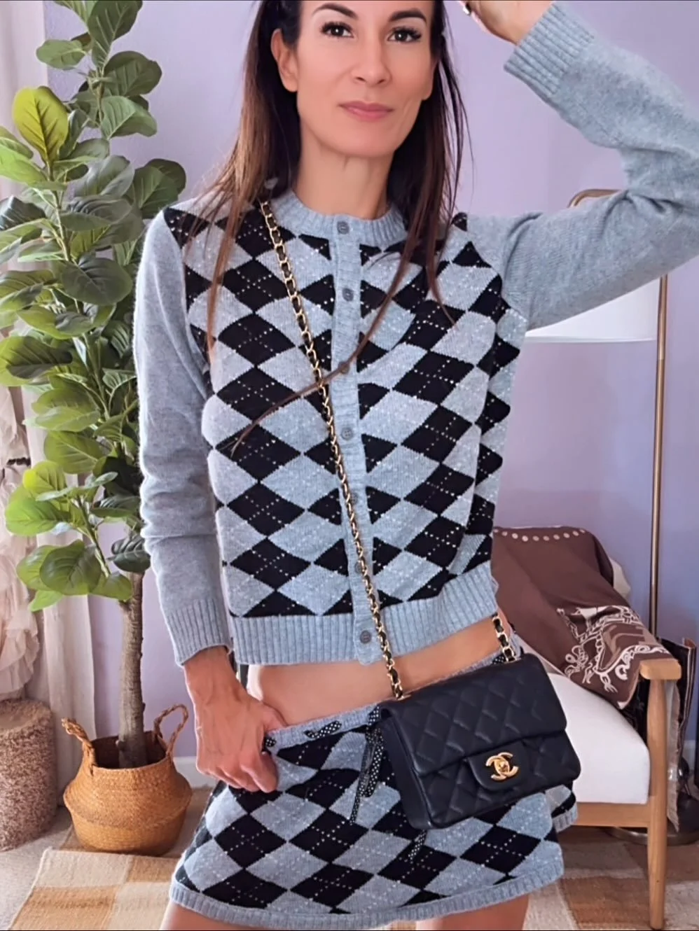 Serving preppy meets posh in this argyle sweater + skirt set 🖤🤍

She&rsquo;s cozy, she&rsquo;s flirty, she&rsquo;s giving Gossip Girl energy with a dash of Florida sunshine ☀️
Boots, bag, attitude &mdash; all check ✅

Comment SET for links ✨

#OOTD