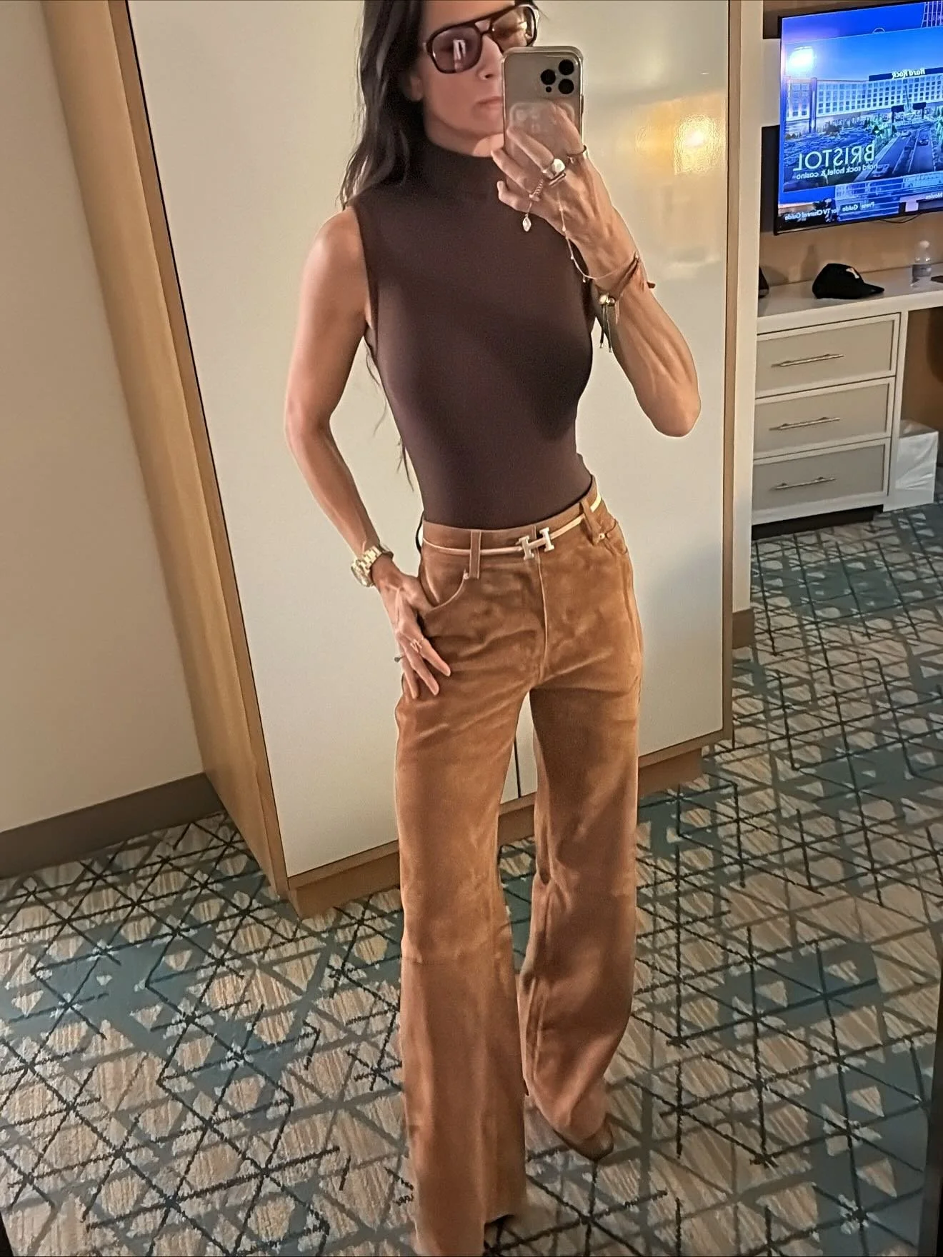 About last night &hellip;&hellip; &lsquo;70s suede chic meets modern edge 🤎 Comment SUEDE for links 🧸✨These trousers are to die for &mdash; buttery soft, high-waisted perfection that hugs in all the right places.

#OOTN #FallStyle #ChicAndEffortles