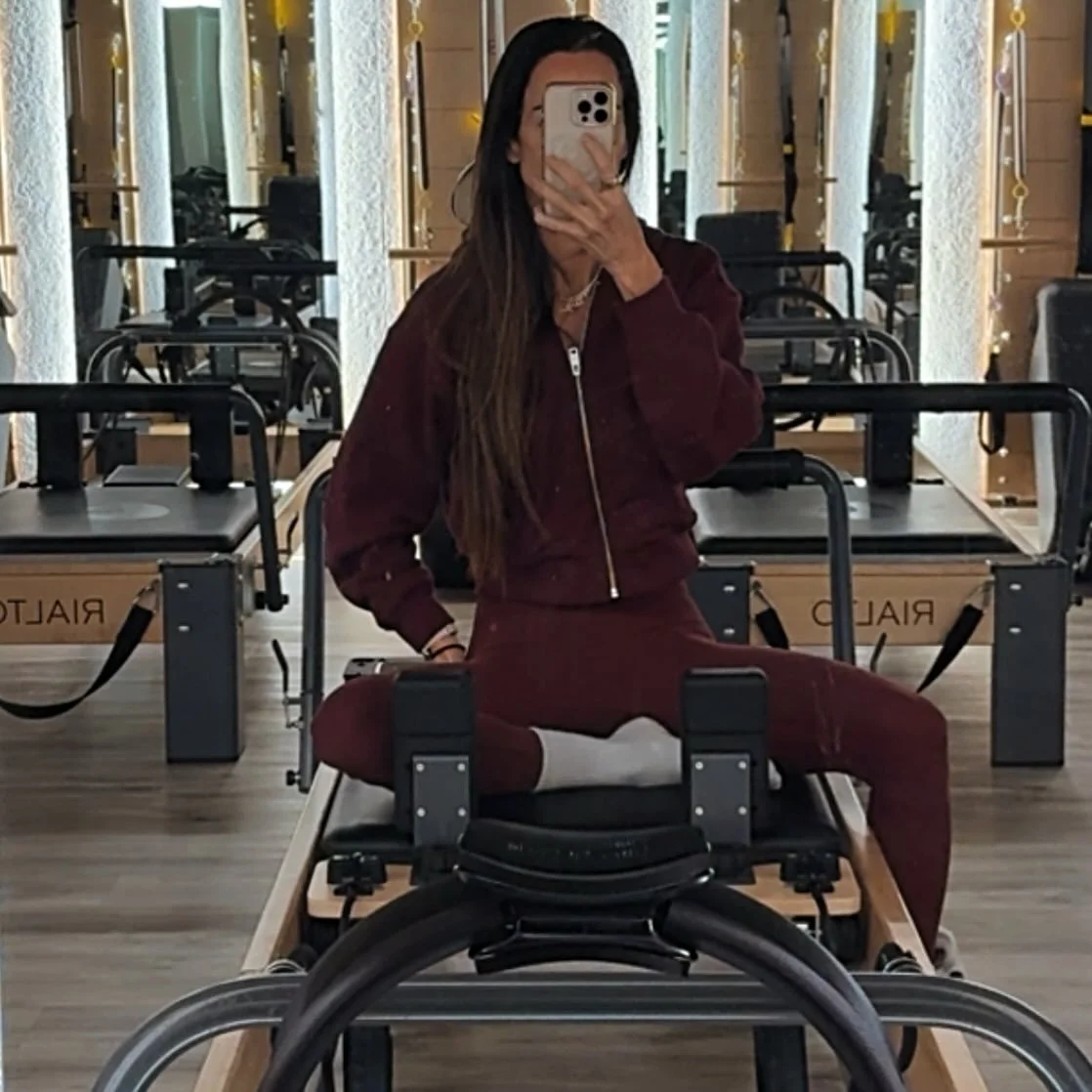 7AM Pilates club ✨ Because the way you start your morning sets the tone for everything else. #abercrombiepartner @abercrombie #fitcheck 

Showed up, got on the reformer, and reminded myself: strongest, healthiest, happiest version of me only happens 