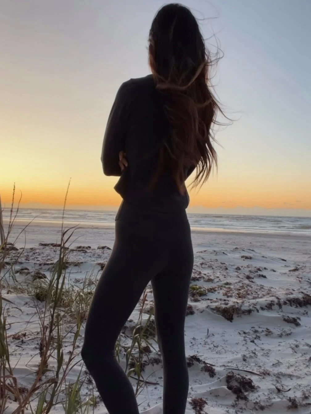 🌅 Some mornings just remind you&hellip; you&rsquo;re exactly where you&rsquo;re meant to be. 🫶🏼

#nicolecolee #nicolecoleestyle #sunrisewalk #morningmagic #beachtherapy #newdaynewenergy #gratefulheart