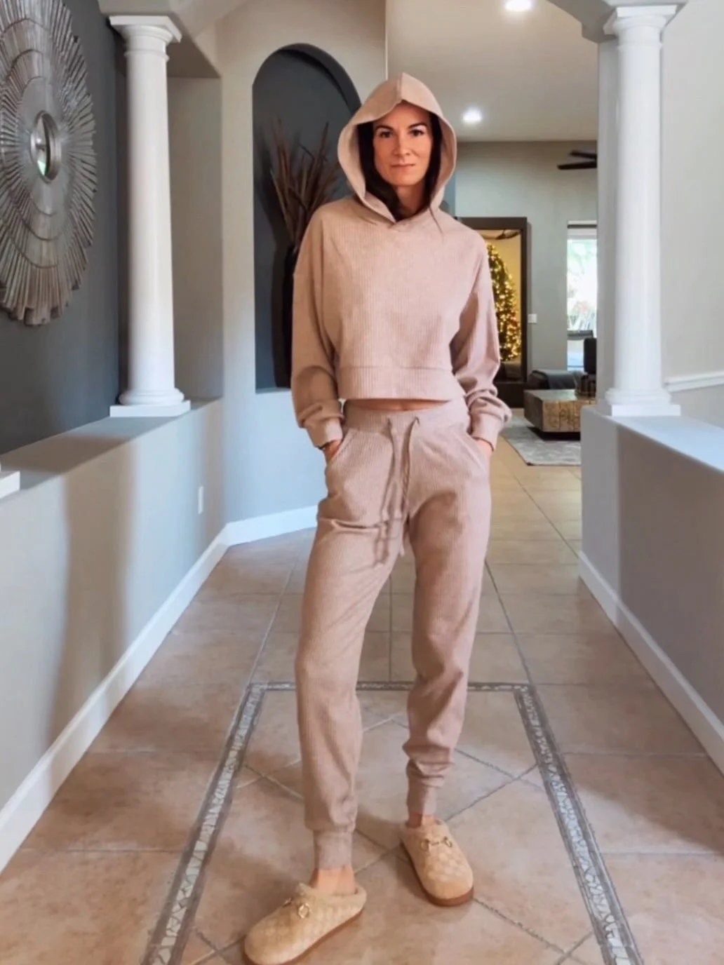 Neutral sets + cozy slippers = my kind of uniform 🤍
Soft, comfy, and effortlessly pulled together&hellip; because loungewear should still serve a look. This is one of those sets you&rsquo;ll reach for on repeat &mdash; errands, coffee runs, couch ti