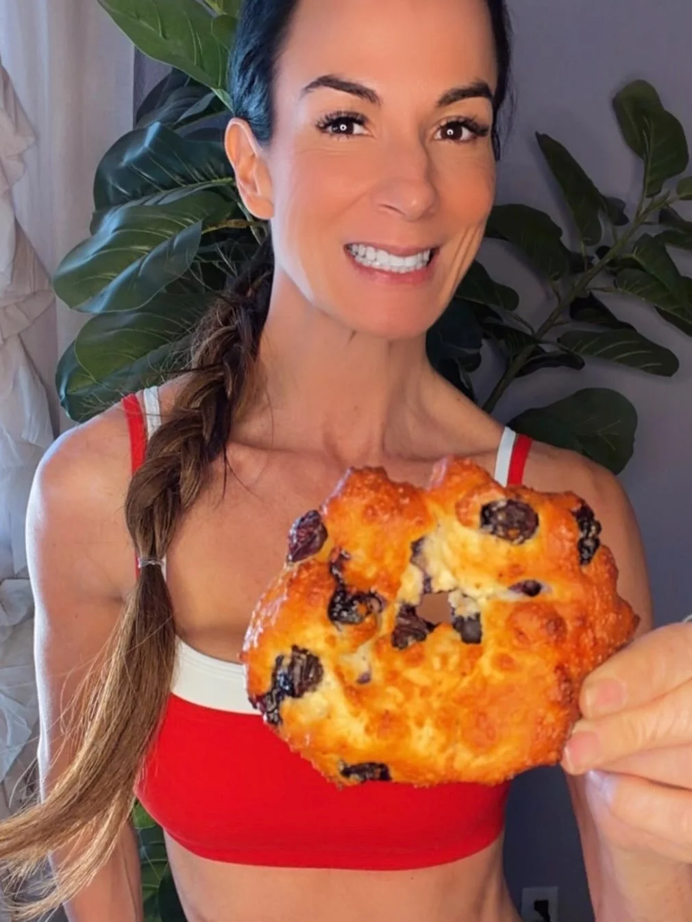 I didn&rsquo;t change my body by starving myself&hellip;
I changed it by eating smarter. 💪🏼✨

This little protein bagel moment is a perfect example &mdash; fueling my body instead of restricting it has been the real glow-up. More strength. More cur