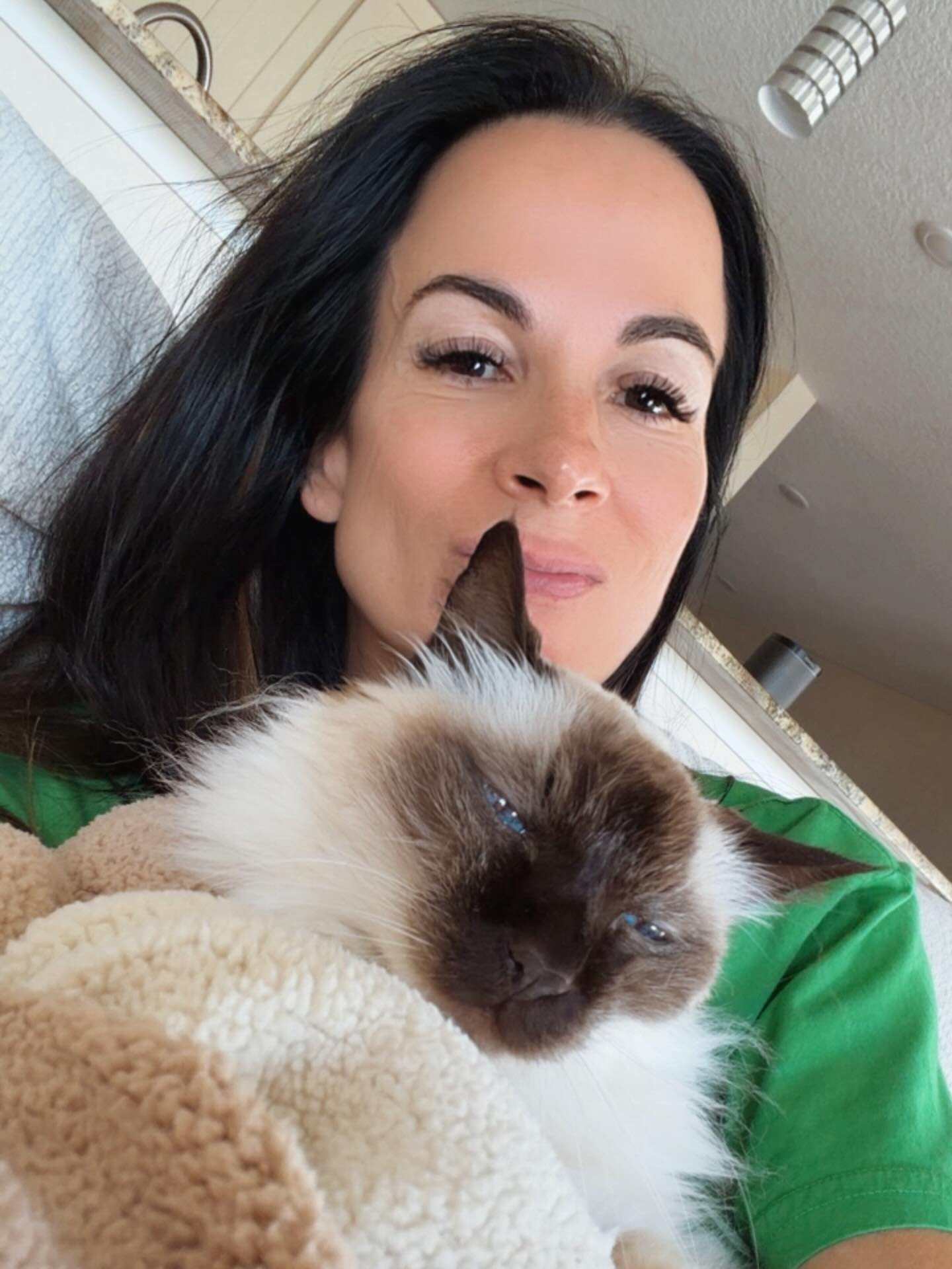 Lucky girl energy today 🍀✨ feat. my favorite little cuddle buddy who clearly runs the show around here 😌🐾

Some days it&rsquo;s fashion, some days it&rsquo;s this&hellip; and honestly this might be my favorite 💚

#pierrebear