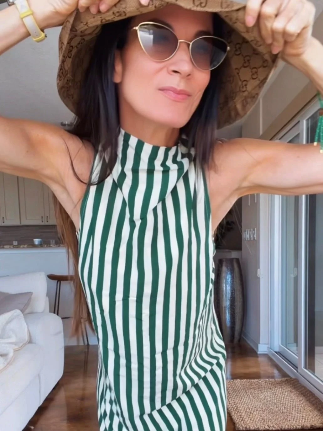 Spring called&hellip; and she said wear the dress 💚✨

Flowy, effortless, and just dramatic enough to make an entrance (even if it&rsquo;s just for a margarita on a Tuesday 😉).

This is one of those throw-on-and-suddenly-you&rsquo;re that girl outfi