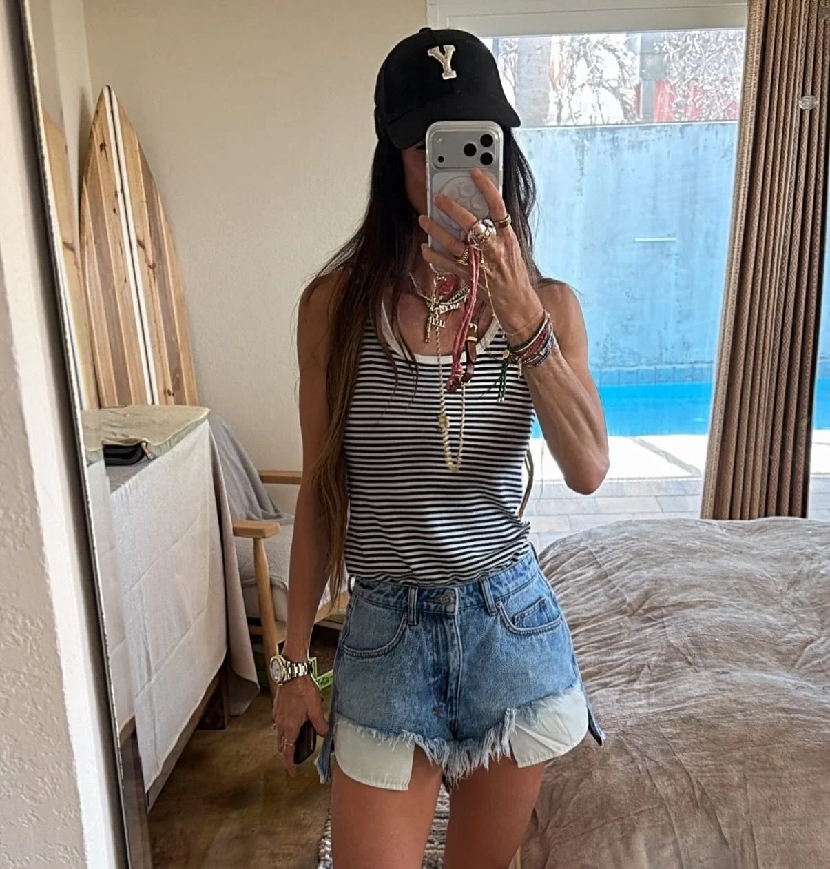 Running errands&hellip; but make it cute 💁🏽&zwj;♀️

This is my go-to formula lately:
a simple tank, lived-in denim, comfy slides&hellip; and just enough accessories to pull it all together.

Easy, effortless, and still feels put together &mdash; ex