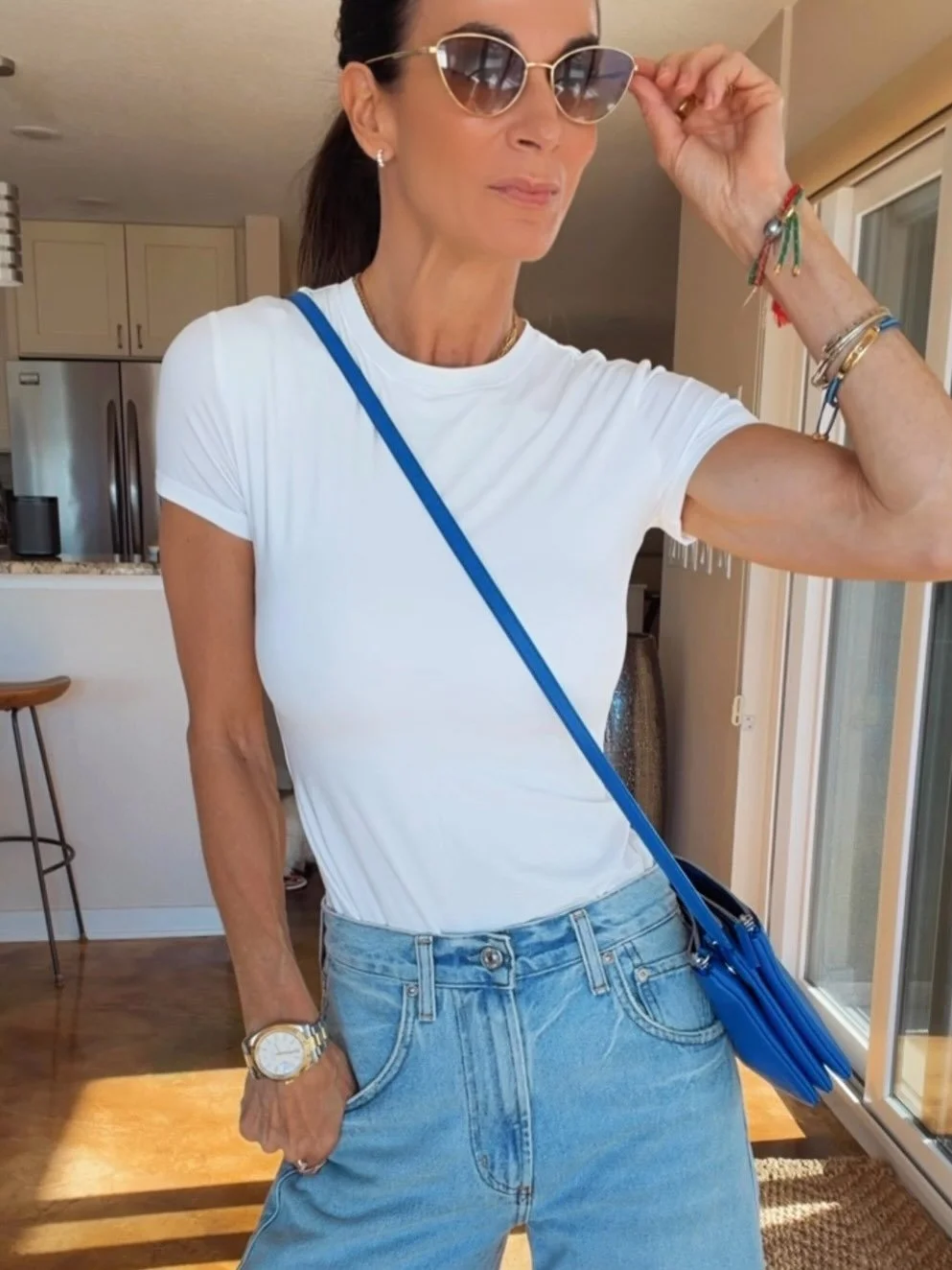 Effortless&hellip; but make it intentional 💙

This is one of those outfits that looks like you tried (you didn&rsquo;t)
Crisp white tee, perfectly broken-in denim, a pop of color&hellip; done.

It&rsquo;s giving:
✔️ clean
✔️ polished
✔️ throw-it-on-