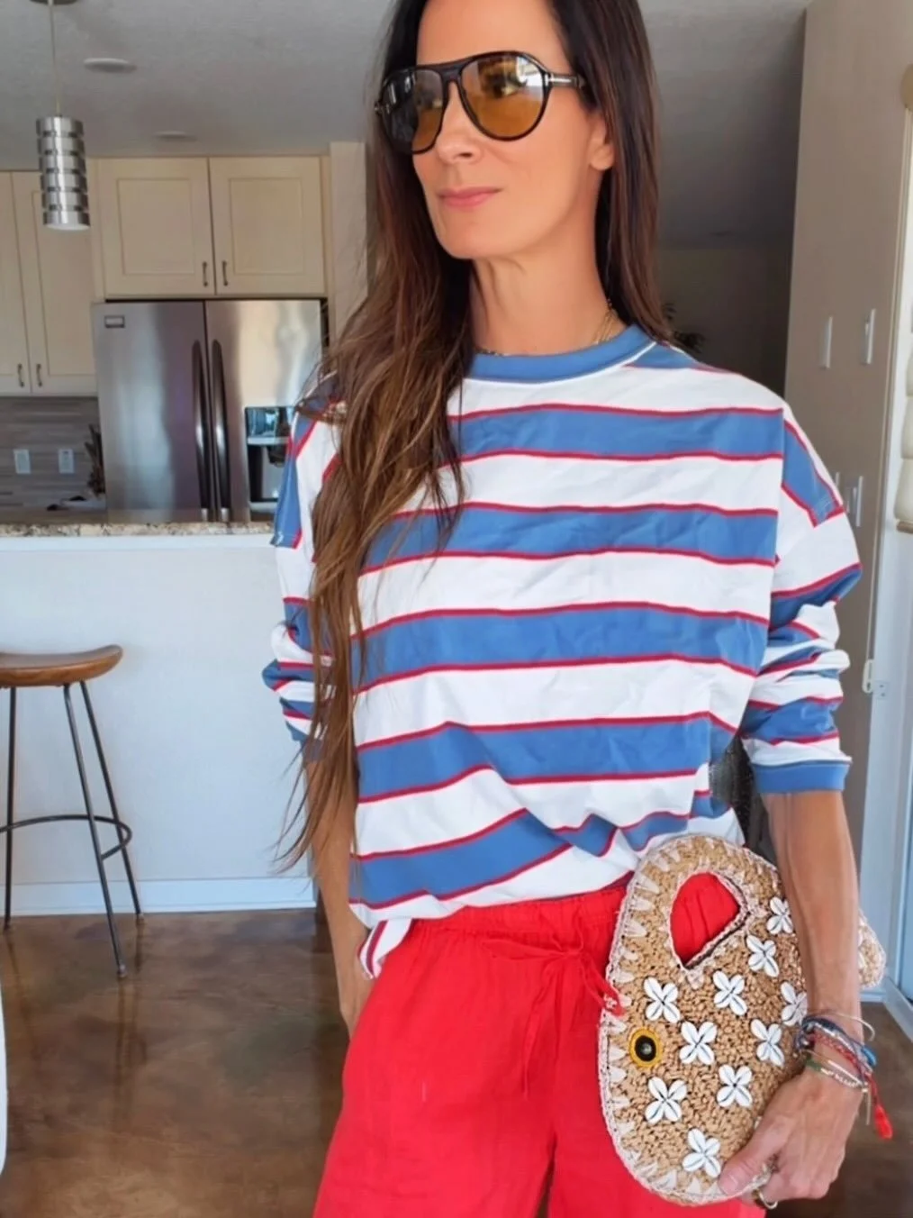 POV: You throw on an oversized striped tee and linen pants for a quick coffee run&hellip; and somehow it becomes your favorite outfit of the week. ❤️💙

This look is exactly why I love summer style. Easy, comfortable, effortless&hellip; but still cut
