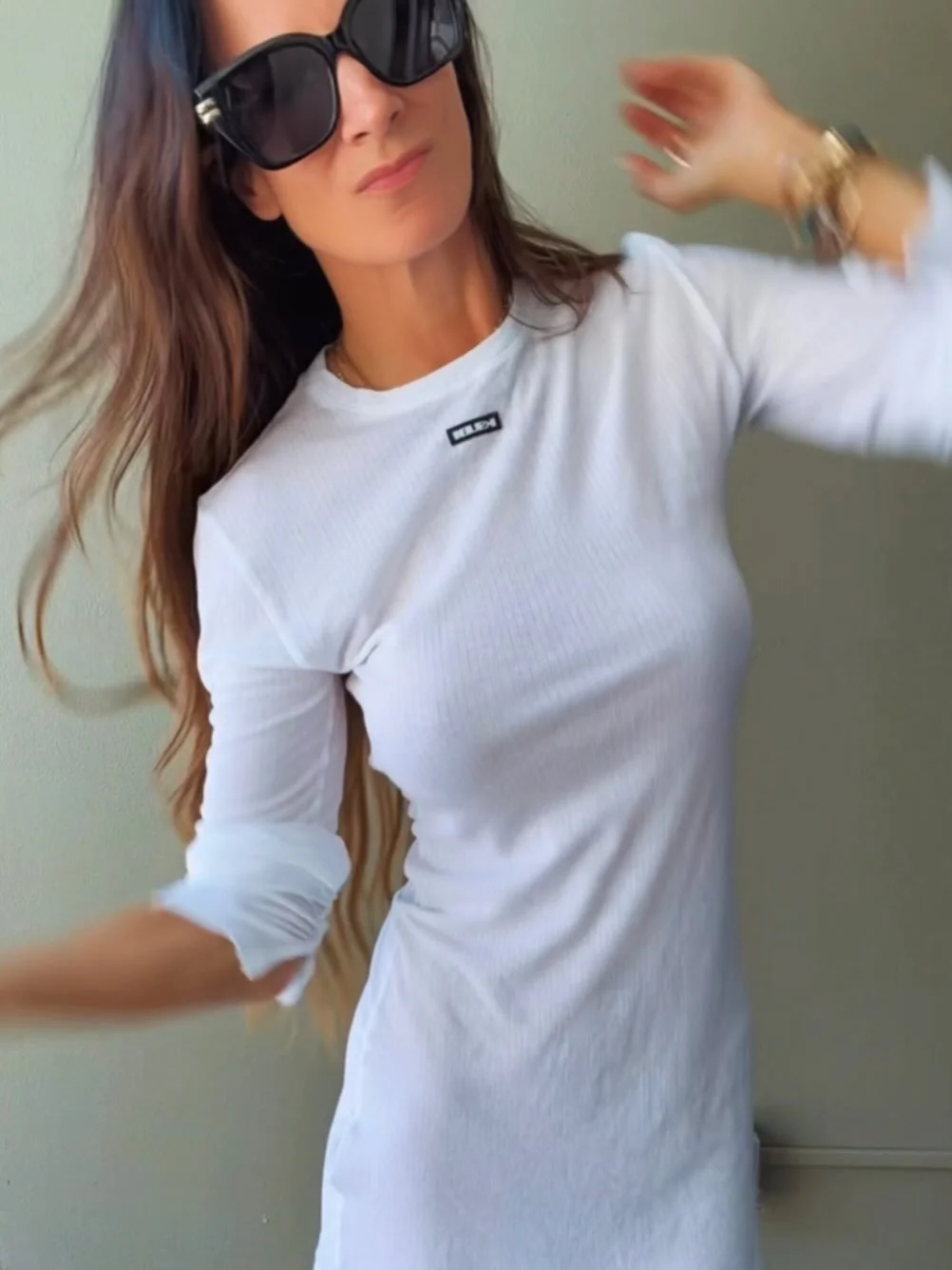 The outfits that end up being worn the most usually aren&rsquo;t the loudest ones&hellip; they&rsquo;re the ones that make getting dressed ridiculously easy. 🤍

A simple white dress, great sandals, oversized sunnies, and suddenly it looks like you s