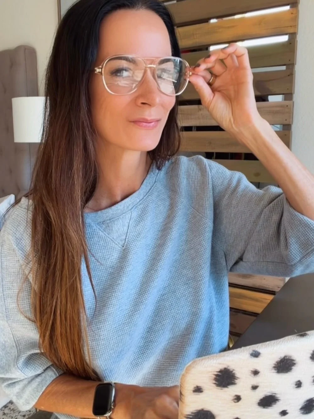 If I&rsquo;m going to read the fine print, I&rsquo;m going to look fabulous doing it. 💁🏻&zwj;♀️👓

The readers have officially become part of the outfit. These little numbers come in my reading strength, and between the aviators, gold details, and 