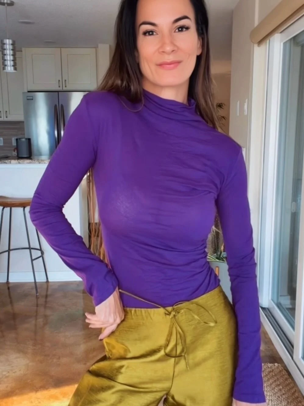 An outfit repeater? When the colors are this good, absolutely. 💜

The trick to wearing two bold colors together? Keep the shapes simple. A fitted, ruched top + fluid wide-leg pants, and let the color do the talking.

Save this pairing for the next t