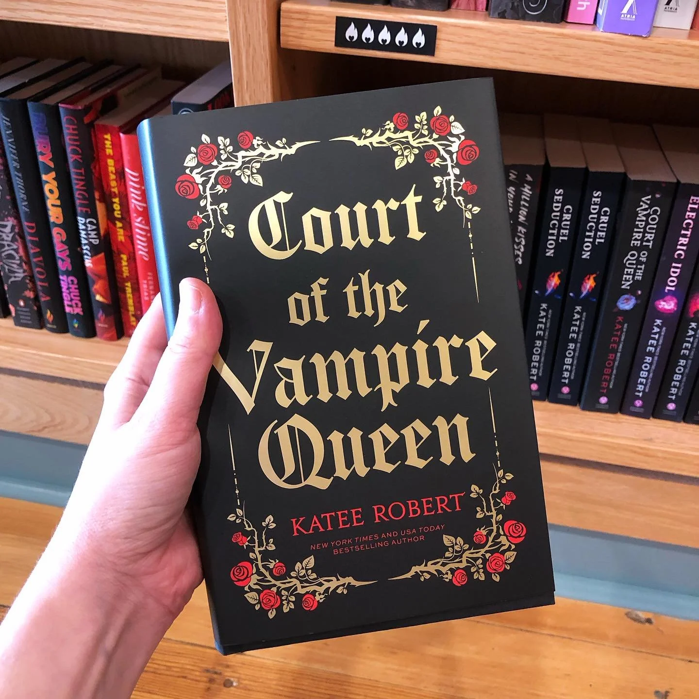 For fans of Dark Romance (and Katee Roberts), a beautiful collector&rsquo;s edition of The Court of the Vampire Queen just landed here at the shop and it&rsquo;s DIVINE 🖤 Spray edges, illustrated inner jacket, ribbon marker - the perfect gift for th