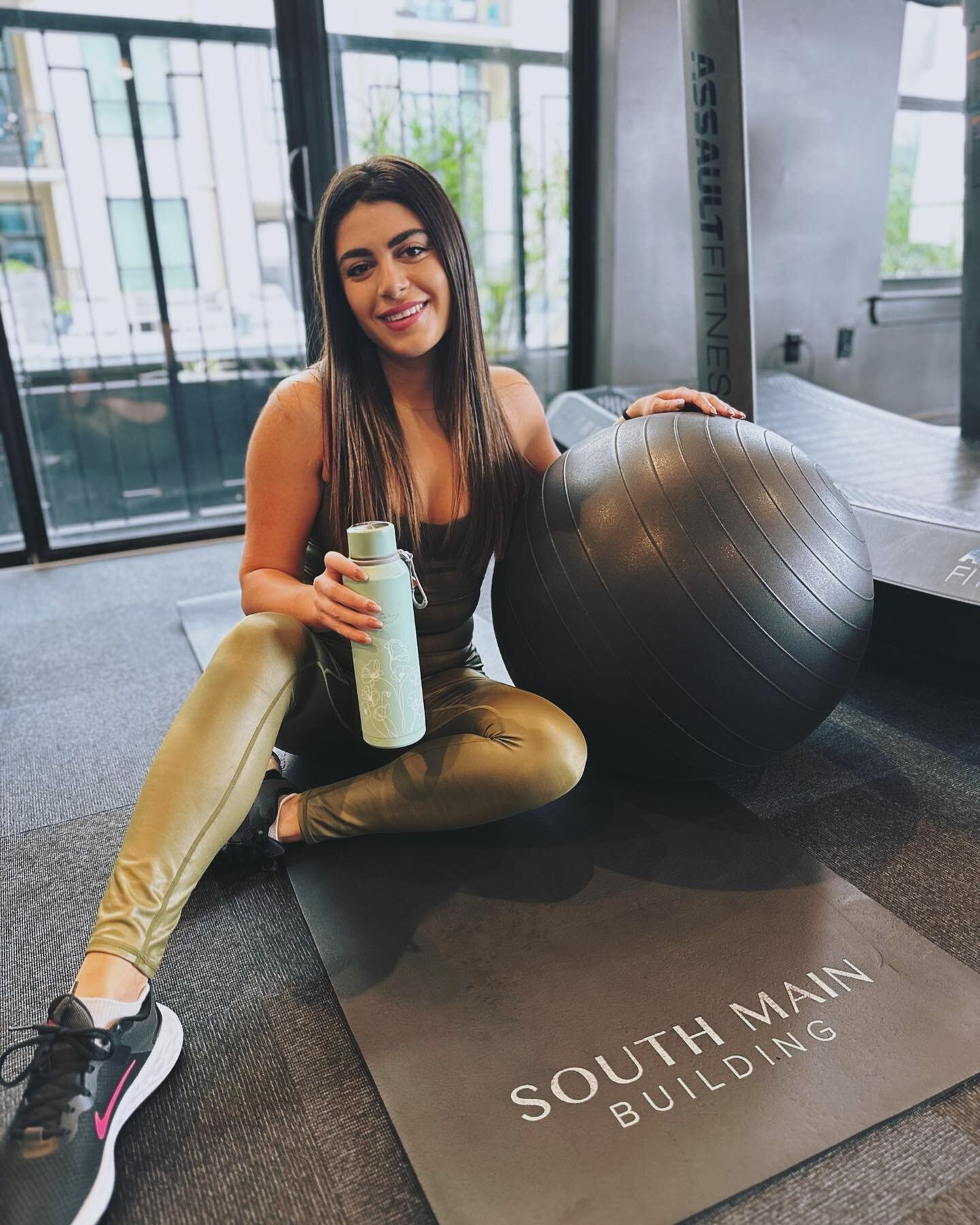 Monday Motivation 🏋🏽&zwj;♀️ ‼️ in South Main we have a fully equipped workout room where you can exercise from home open 24/7, come check it out 📢  #luxurylifestyle #houstonapartments #houstonluxuryhomes