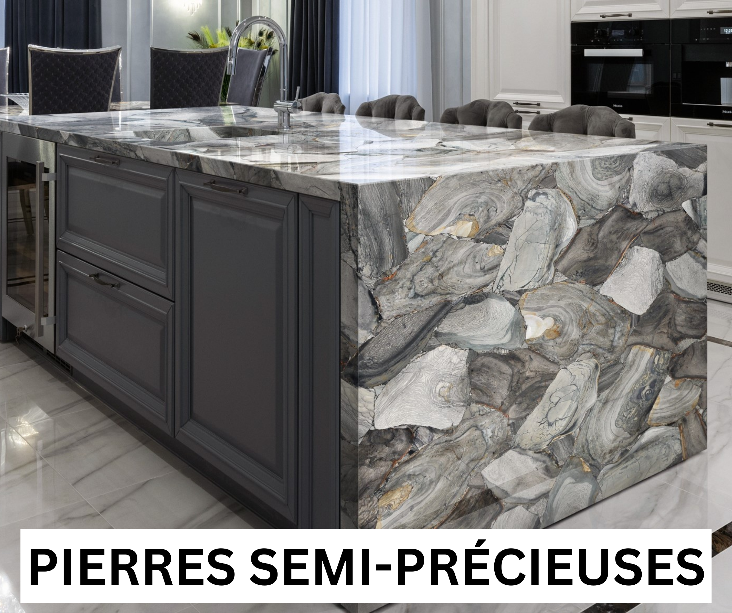 Îlot de cuisine en pierre semi-précieuse avec un panneau latéral en pierre de couleur gris avec des motifs en spirale et couches de différentes nuances de gris, blanc et beige.