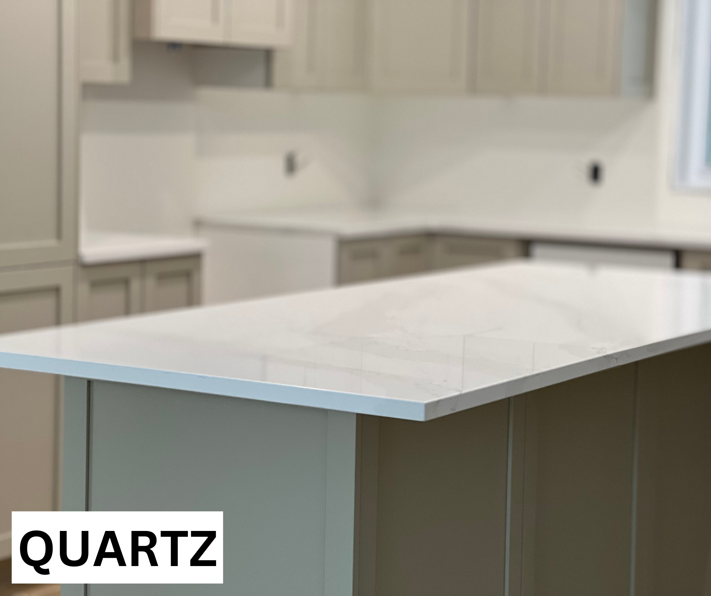 Une surface de comptoir en quartz blanc dans une cuisine moderne.