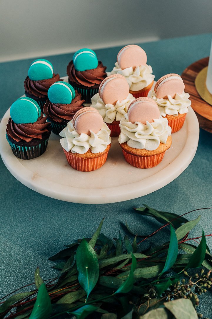 Cupcakes-with-macaroons.jpg