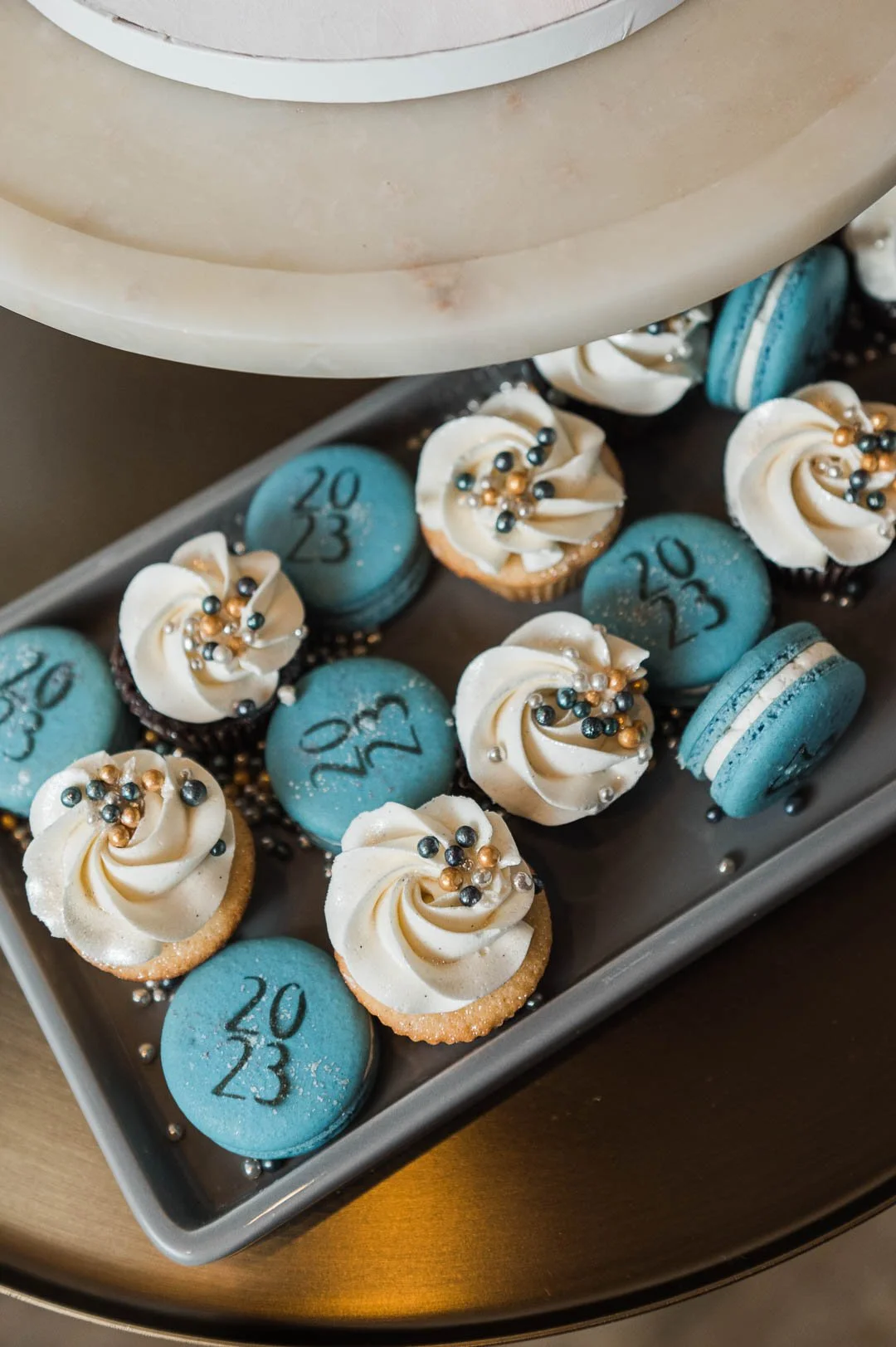 New-year-cupcakes-macaroons.jpg