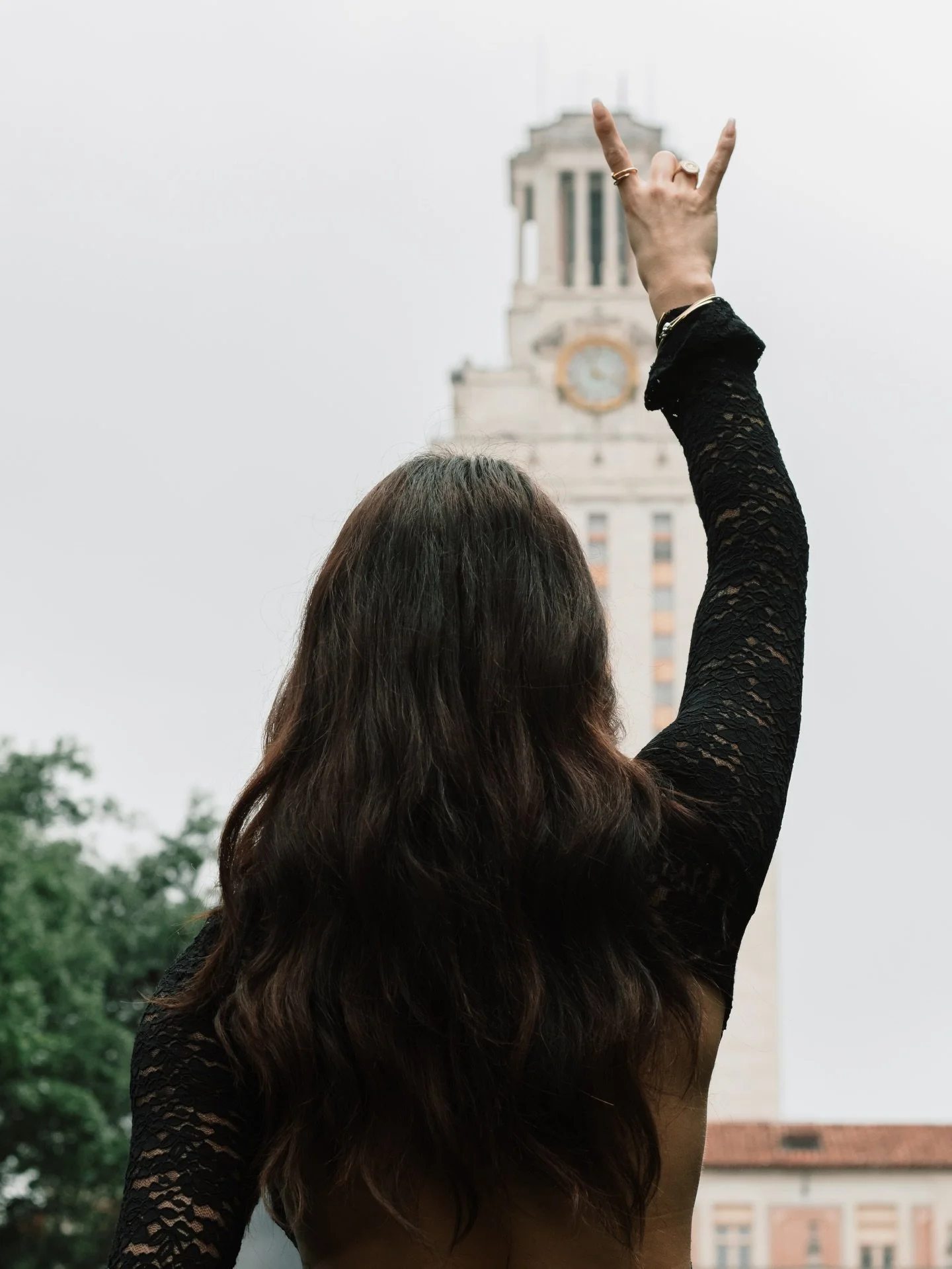 UT Austin!! I&rsquo;d love to work with some more longhorns this year. 🫶 

Link to view pricing and book is in my bio 🤍✨
&bull;
&bull;
&bull;
&bull;
&bull;
keywords: ut austin graduation, ut grad photos, longhorn graduation, ut senior photos, austi