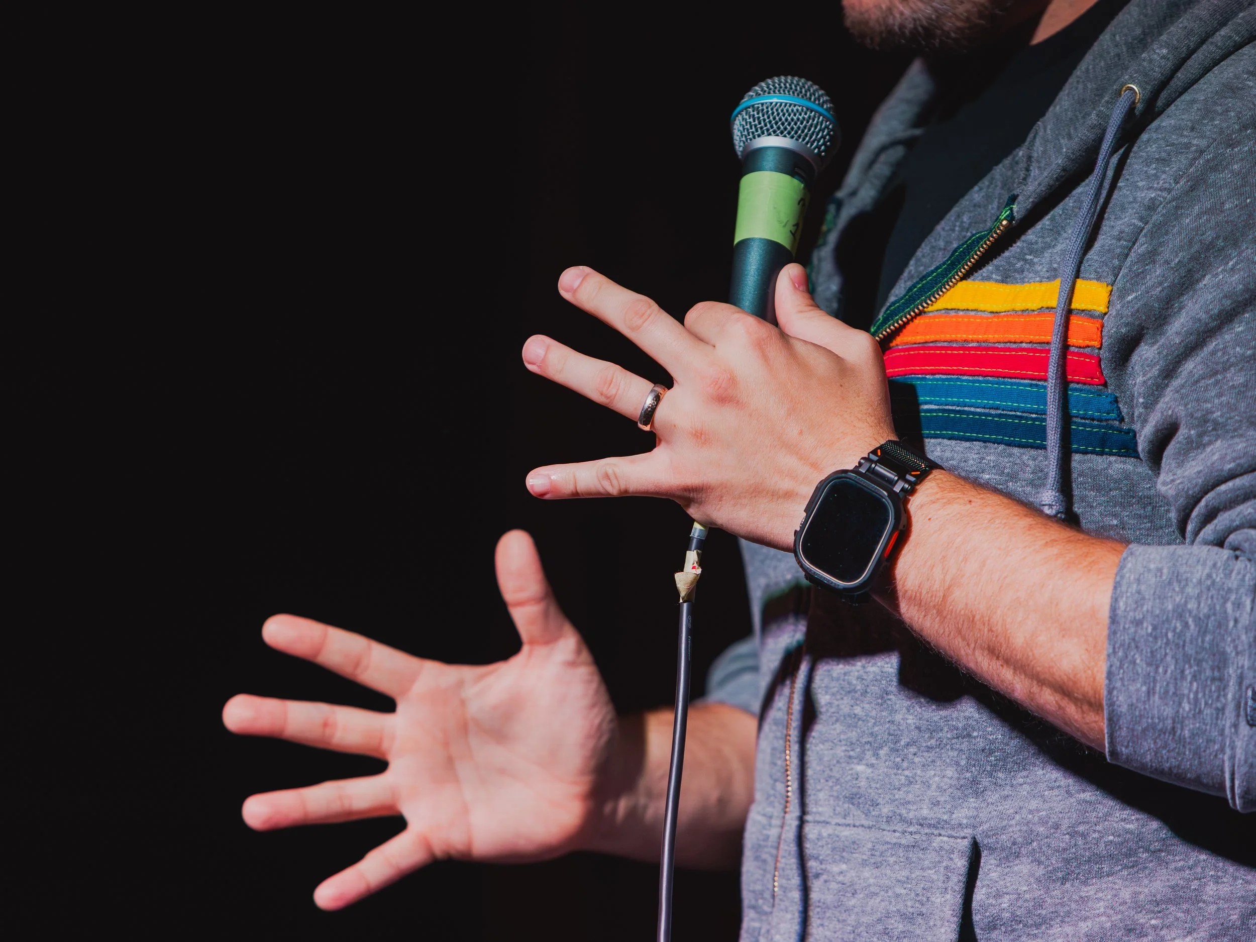closeup of hands holding a mic, standup comedy, comedy club, el sid everett, apex everett, comedian,