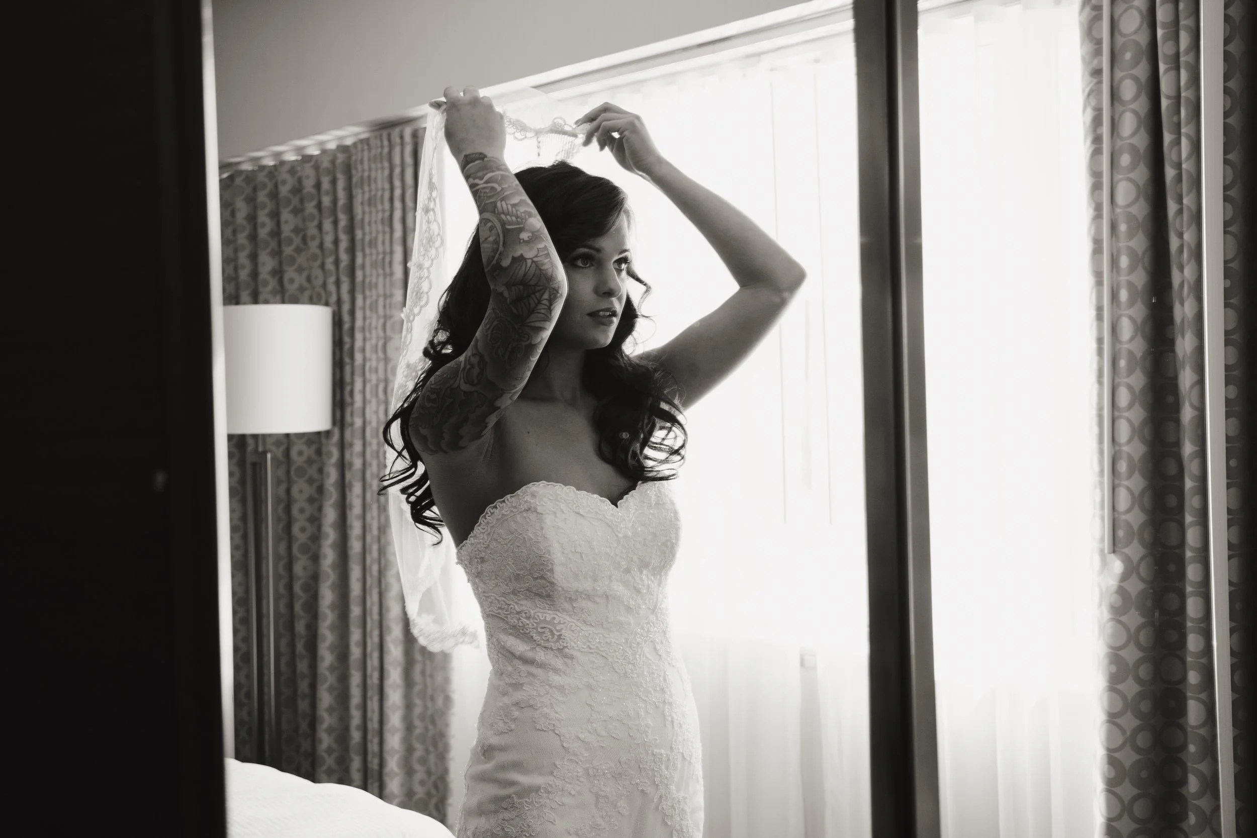 bride getting ready, putting her veil on, bride standing in the mirror, hotel murano, tattoo sleeve