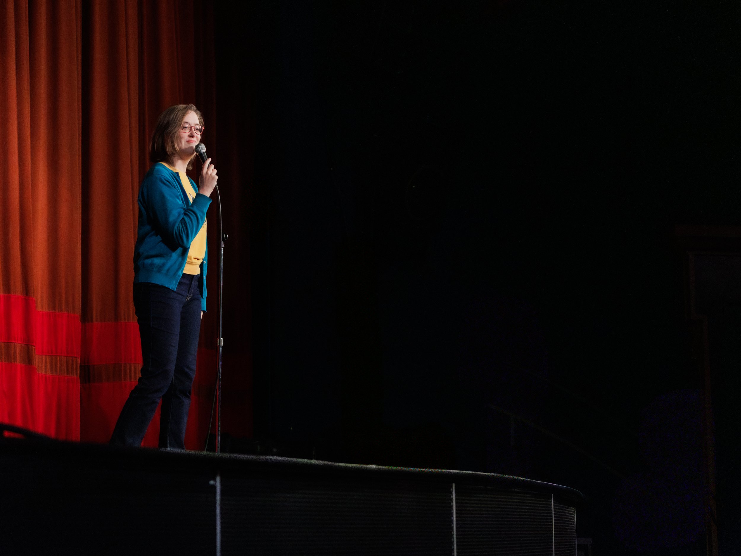 gabey lucas, everett comedy, historic everett theater, on stage