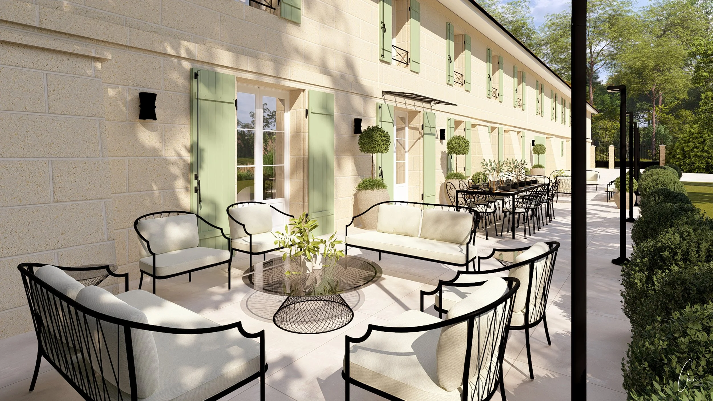 Terrasse extérieure d'une demeure girondine de jour, table de réception et mobilier en fer forgé