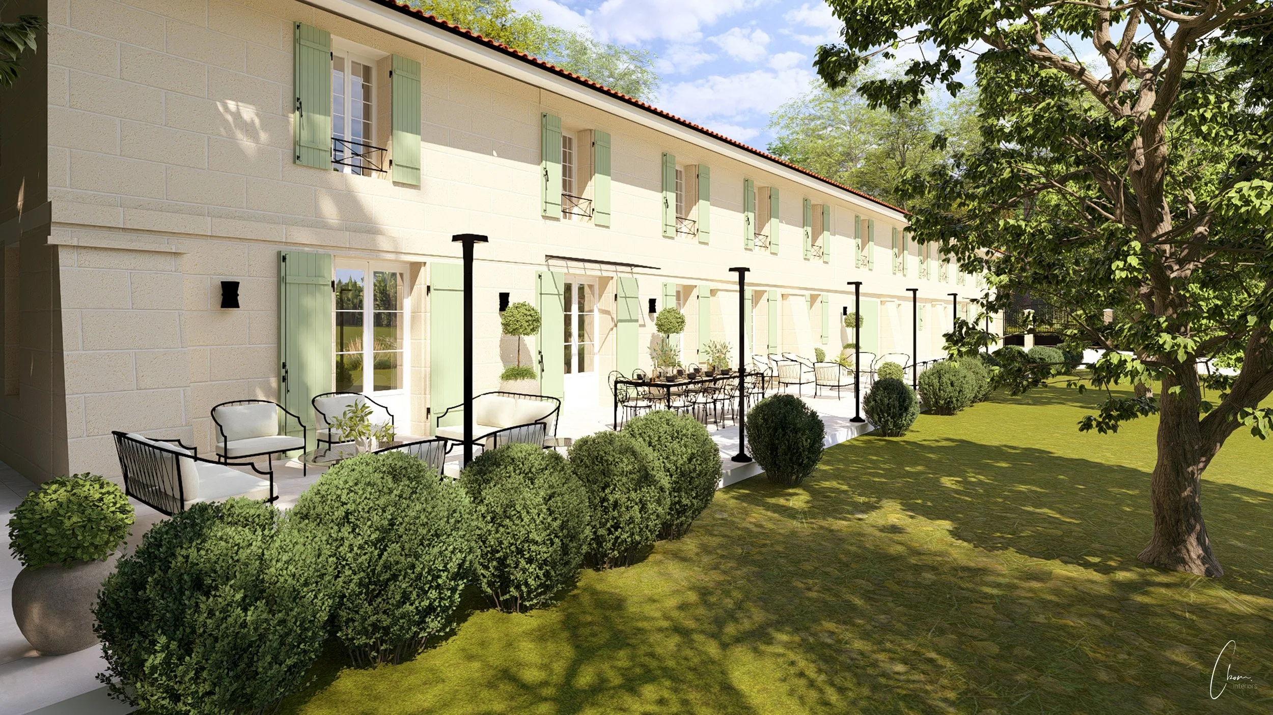 Détail de la terrasse aménagée, mobilier en fer forgé et végétaux taillés