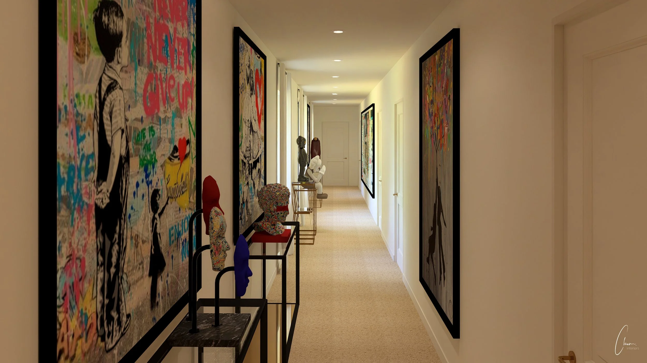 Détail du couloir-galerie, sculptures et toiles dans une longère près de Libourne