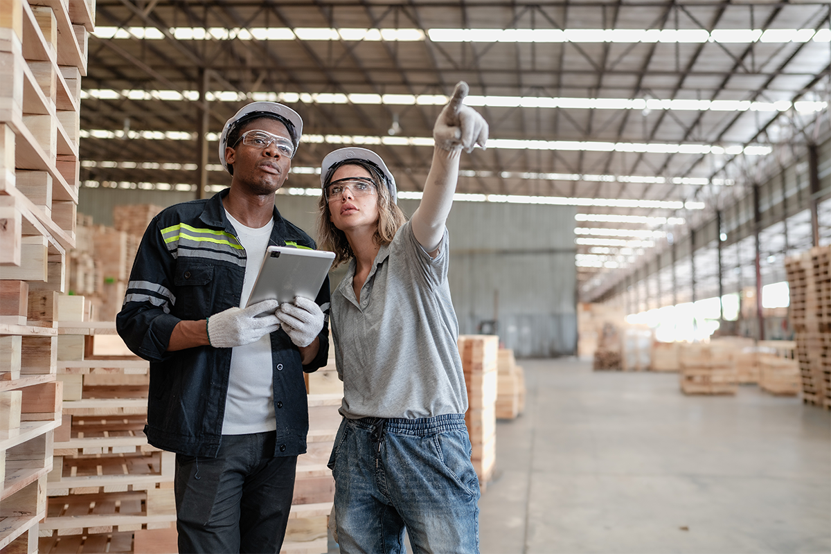 Pallet Pooling vs. Buying Pallets Outright: What’s Better for Your Business?