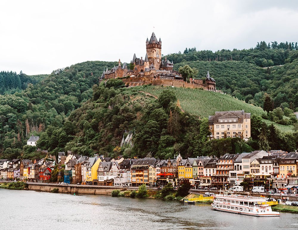 Cochem with its huge castle and typical town square.jpg