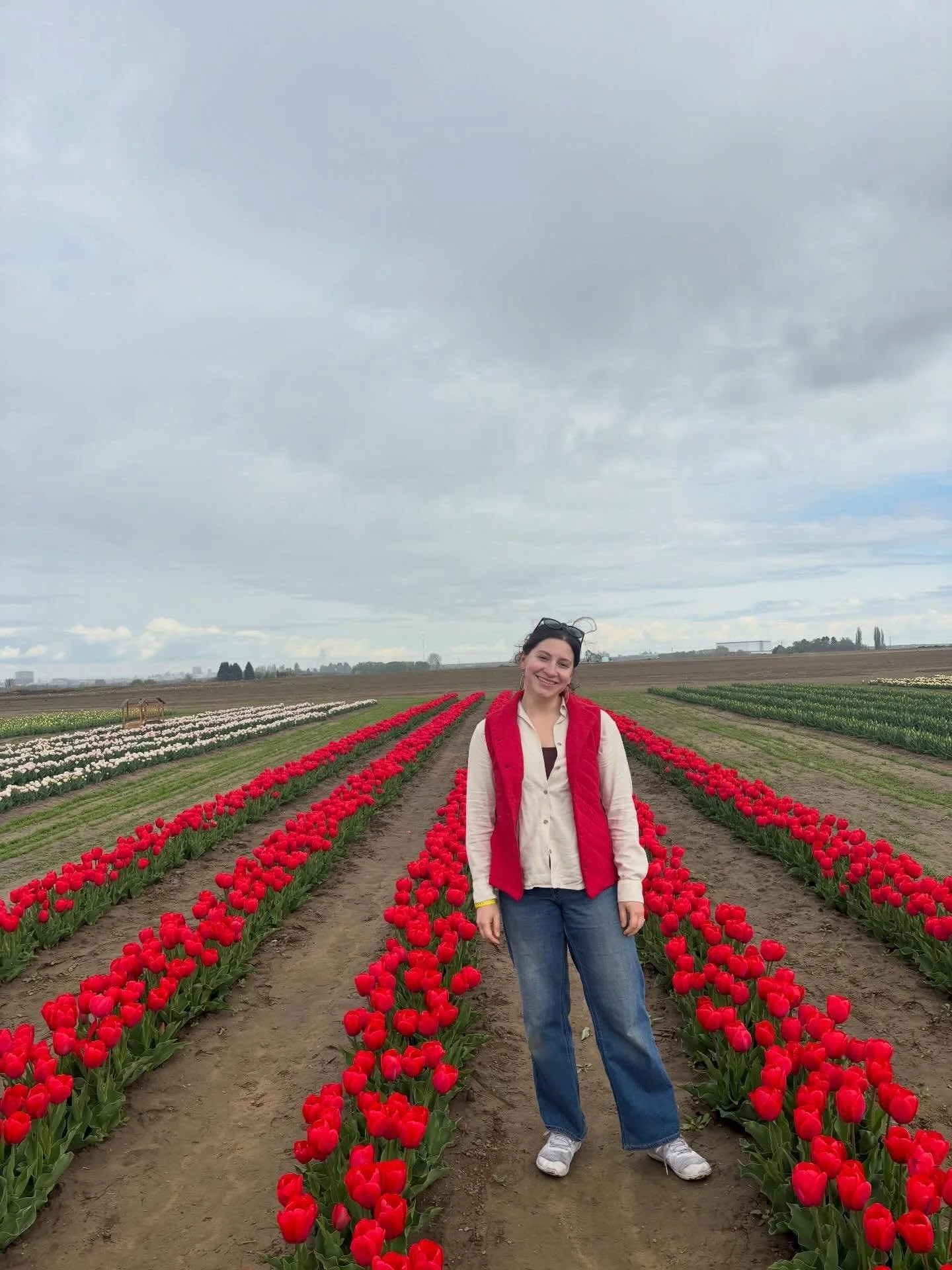 Sometimes your sweet husband hears you talk about how much you&rsquo;ve always wanted to go to a tulip festival and surprises you with a Sunday drive to your dream 🥹🌷 this one at @palmersadventurefarm was soooo cuteeeee

Bonus content: swipe to the