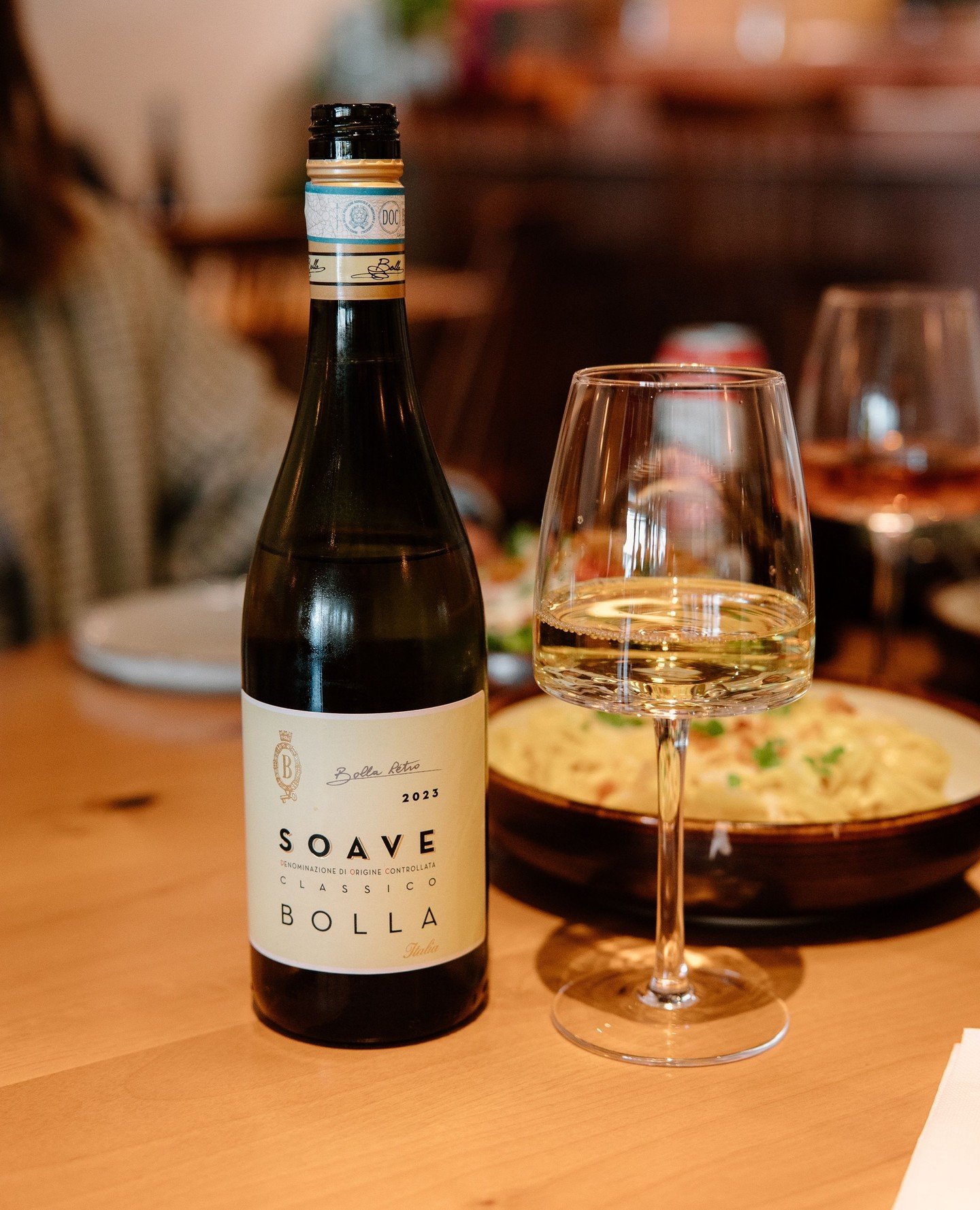 This week&rsquo;s pour is bright, easy going, and rooted in tradition.⁠
Bolla Soave from the Veneto wine-growing region in Italy.⁠
⁠
With notes of pear, tropical fruit, a touch of honey, and that classic mineral finish, it&rsquo;s a perfect sip for w