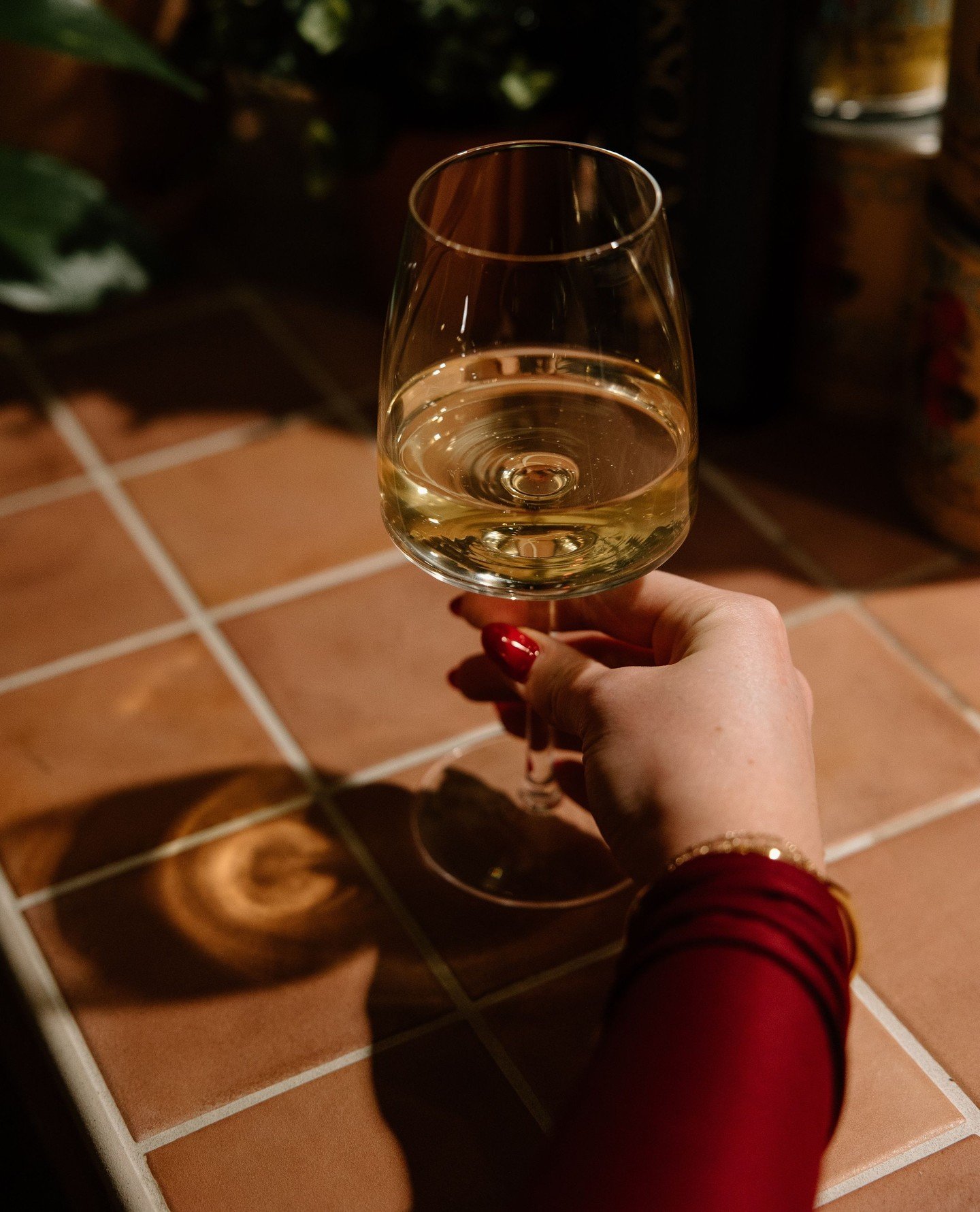 Amici Wine Club members receive a complimentary curated sample wine flight every Thursday in our wine bar. This week's flight is a smooth mix of BC brilliance and Italian sparkle. Bright whites, a bold red, and a classic Lambrusco to finish. Salute!⁠