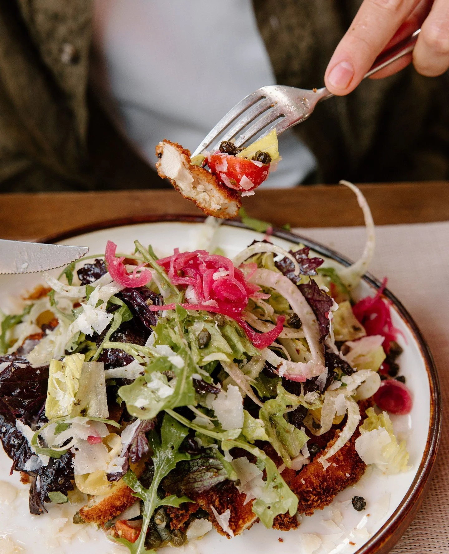 Our new feature salad, Chicken Milanese Insalata. Fresh, crisp, and giving serious Italian summer energy. ☀️⁠
⁠
A fresh, beautifully layered take on a classic Italian-inspired salad. Crisp greens, ripe tomatoes, creamy cheese, basil, and golden chick