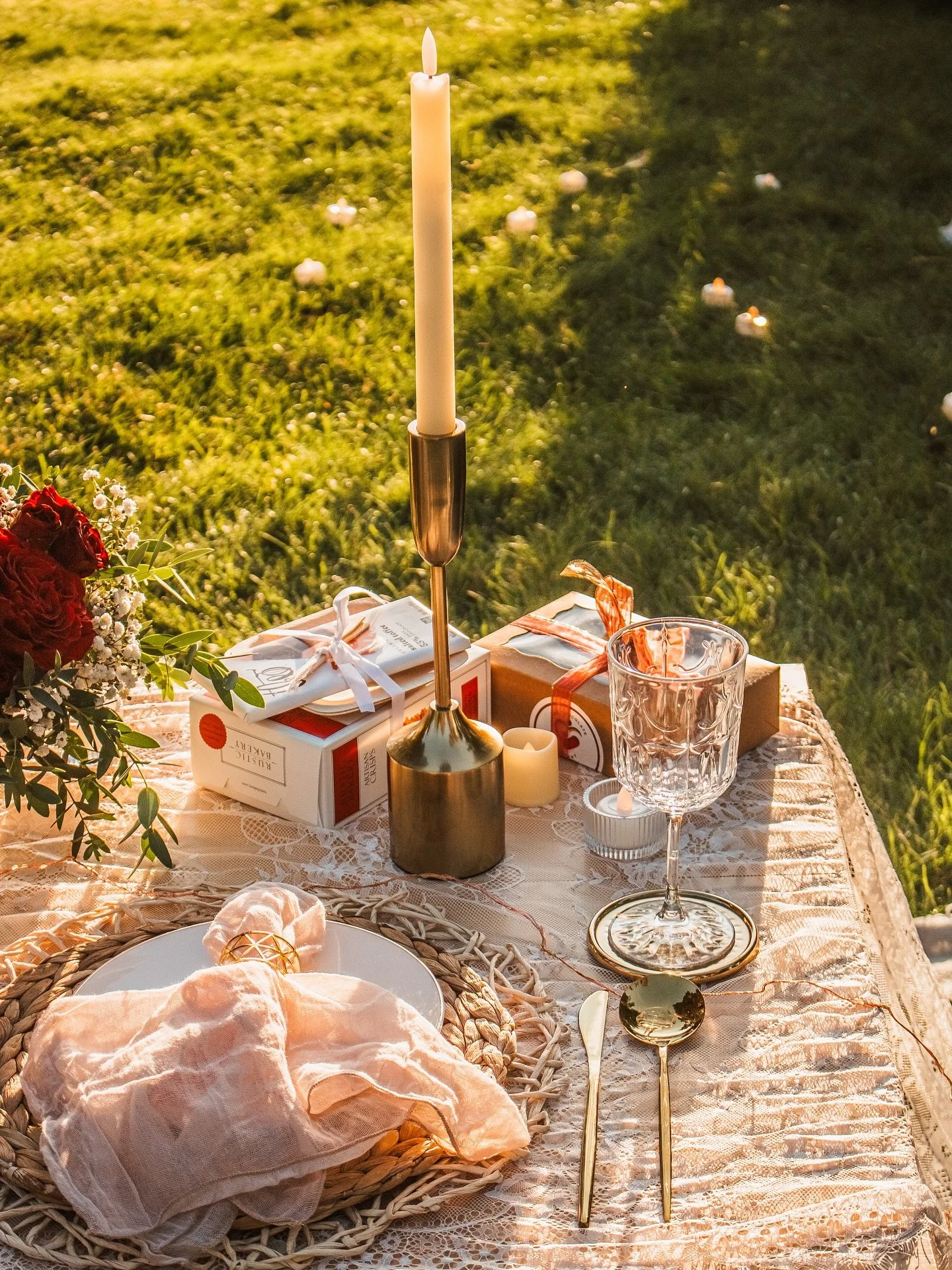 a lovely picnic date &hearts;️

🧺&mdash;picnic setup @trinitybygrace 
📸&mdash;photography @lifegracephotography 
🫒&mdash;charcuterie @bougieboardsbend 
🍫&mdash;dessert @thechocolatecompanyredmond 

celebrating ♡ stories one picnic at a time :)
