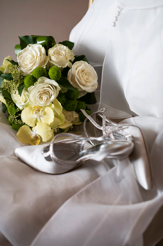 fotografo-studio-f64-matrimonio-udine-dettagli-bouquet-sposa-scarpe-abito-sposa.gif