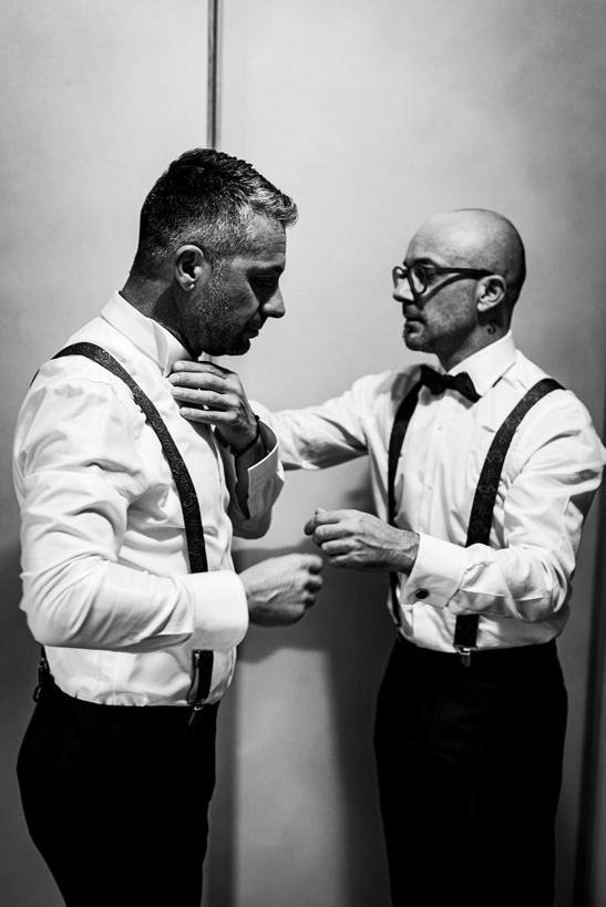 fotografo-studio-f64-matrimonio-udine-preparazione-vestito-sposo-ritratto-testimone-b&w.gif