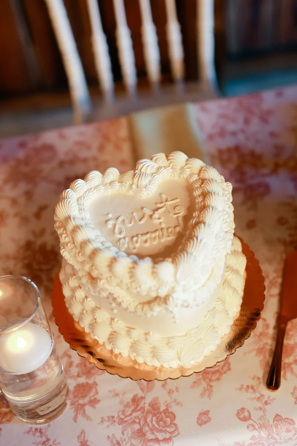 Wedding cake details from an outdoor Kentucky wedding